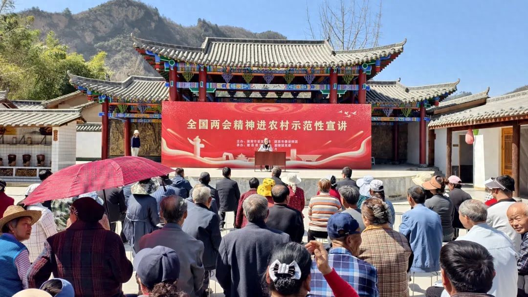 春风送两会精神至陇原！梁倩娟为徽县乡亲热情宣讲