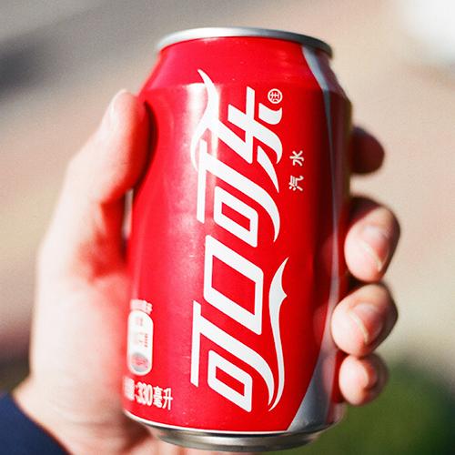 可口可乐股价跌至10年低点，巴菲特为何还不卖？