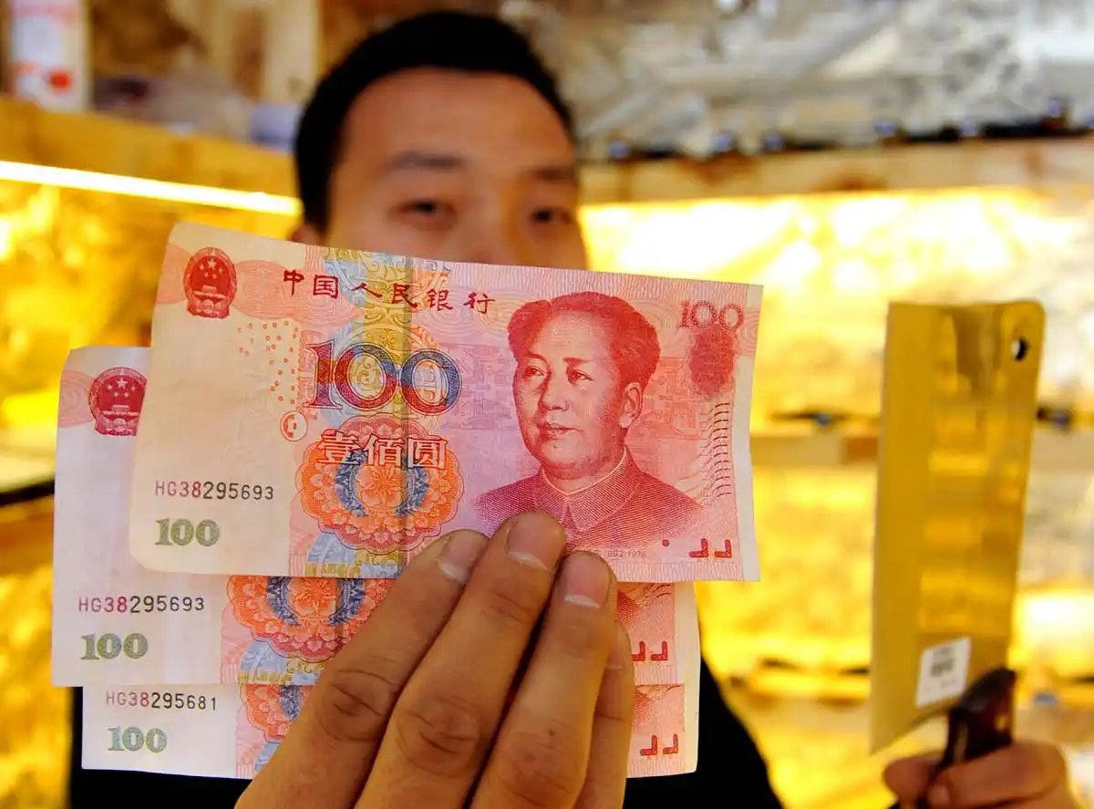 人民币在全球央行外汇储备占比降至第7，支付份额升至第4